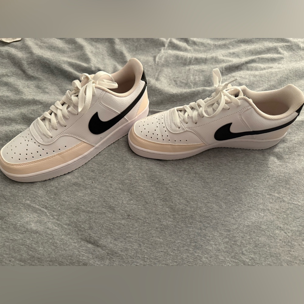 women’s size 11 Nikes brand new.